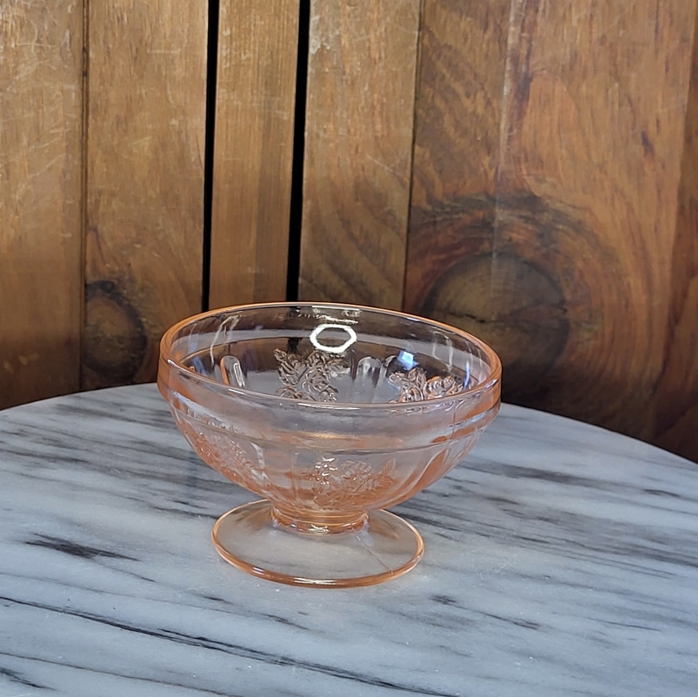 Elegant Pink Glass Dessert Bowl - Picture 9 of 11